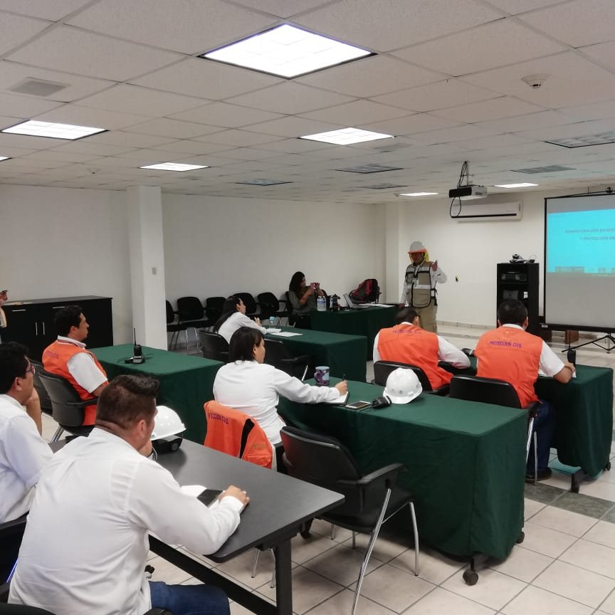 Capacitación en aula con personal de seguridad