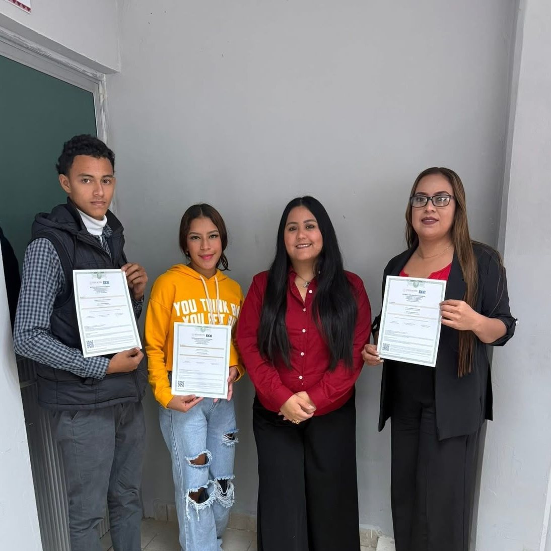Participantes con su constancia al concluir el curso