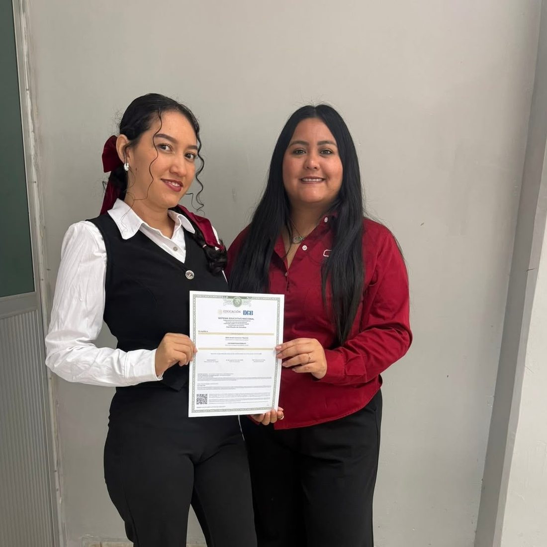 Egresadas con su constancia en mano
