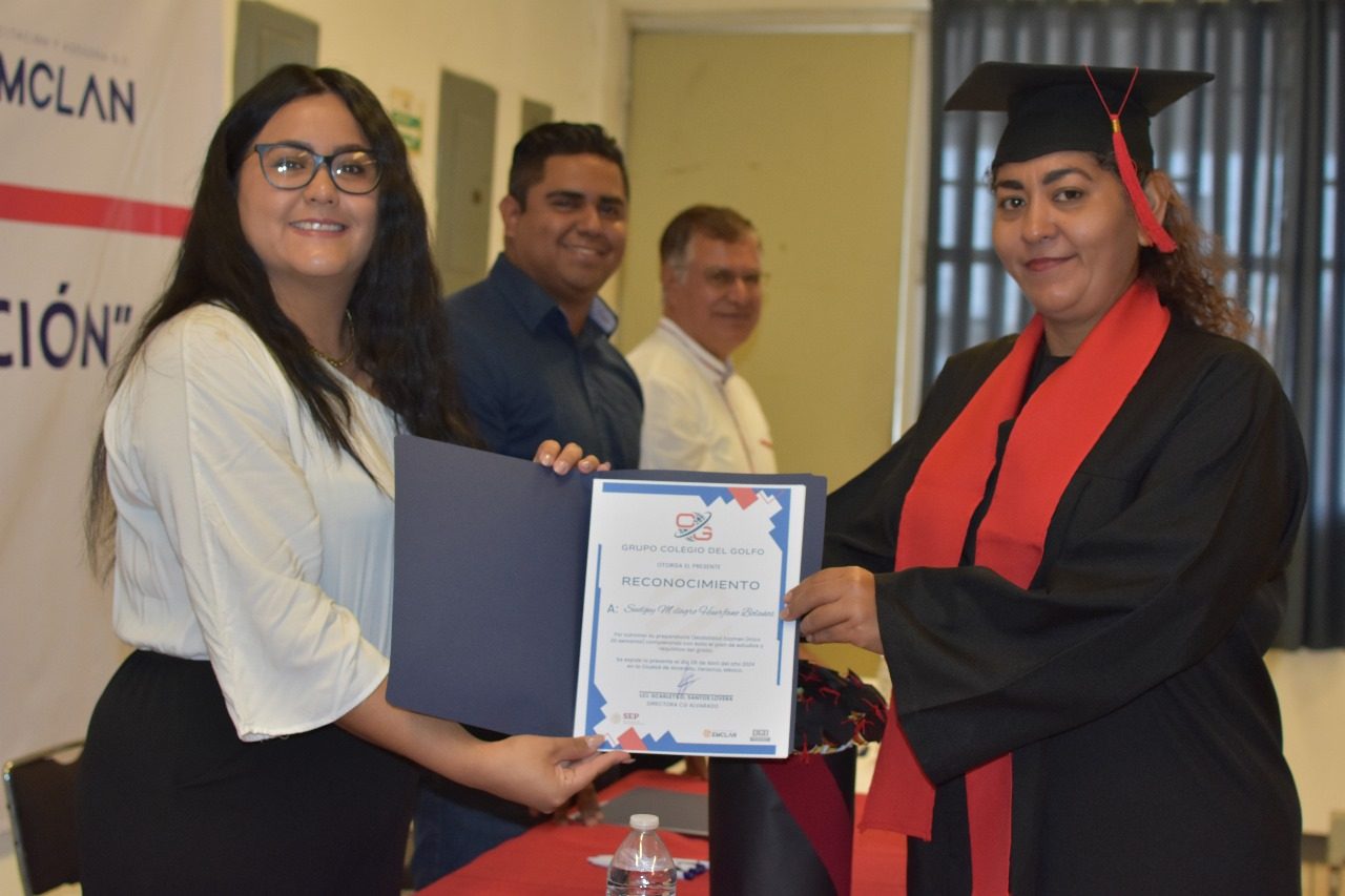 Entrega del documento en la ceremonia de graduación