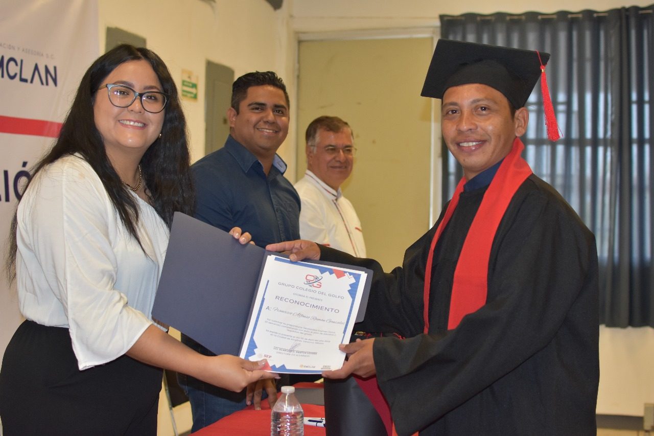 Documento en mano, ceremonia Emclan